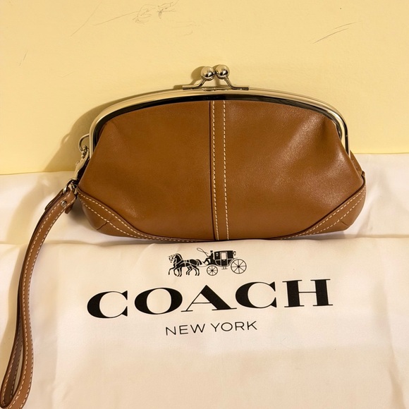 Coach Handbags - NWT Vintage Coach Soho Kisslock ran leather framed wristlet clutch purse